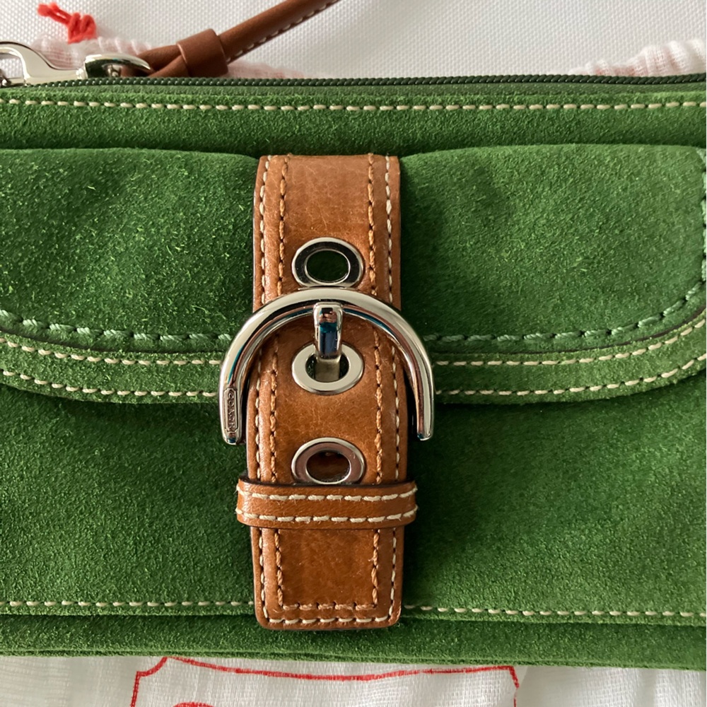 y2k Rare Vintage Green Suede COACH  SoHo Buckle Wristlet Wallet One Owner Clean - Picture 4 of 5